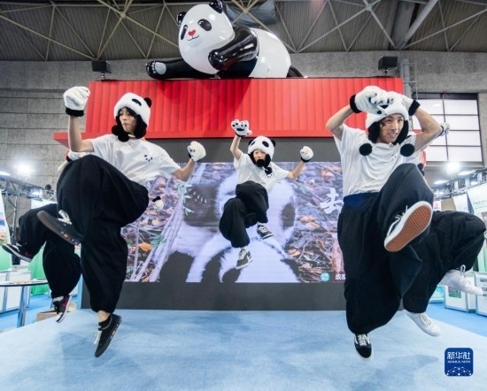  10月29日，街舞隊在日本大阪國際會展中心中國館表演街舞。新華社發(fā)（中國駐大阪旅游辦事處供圖）