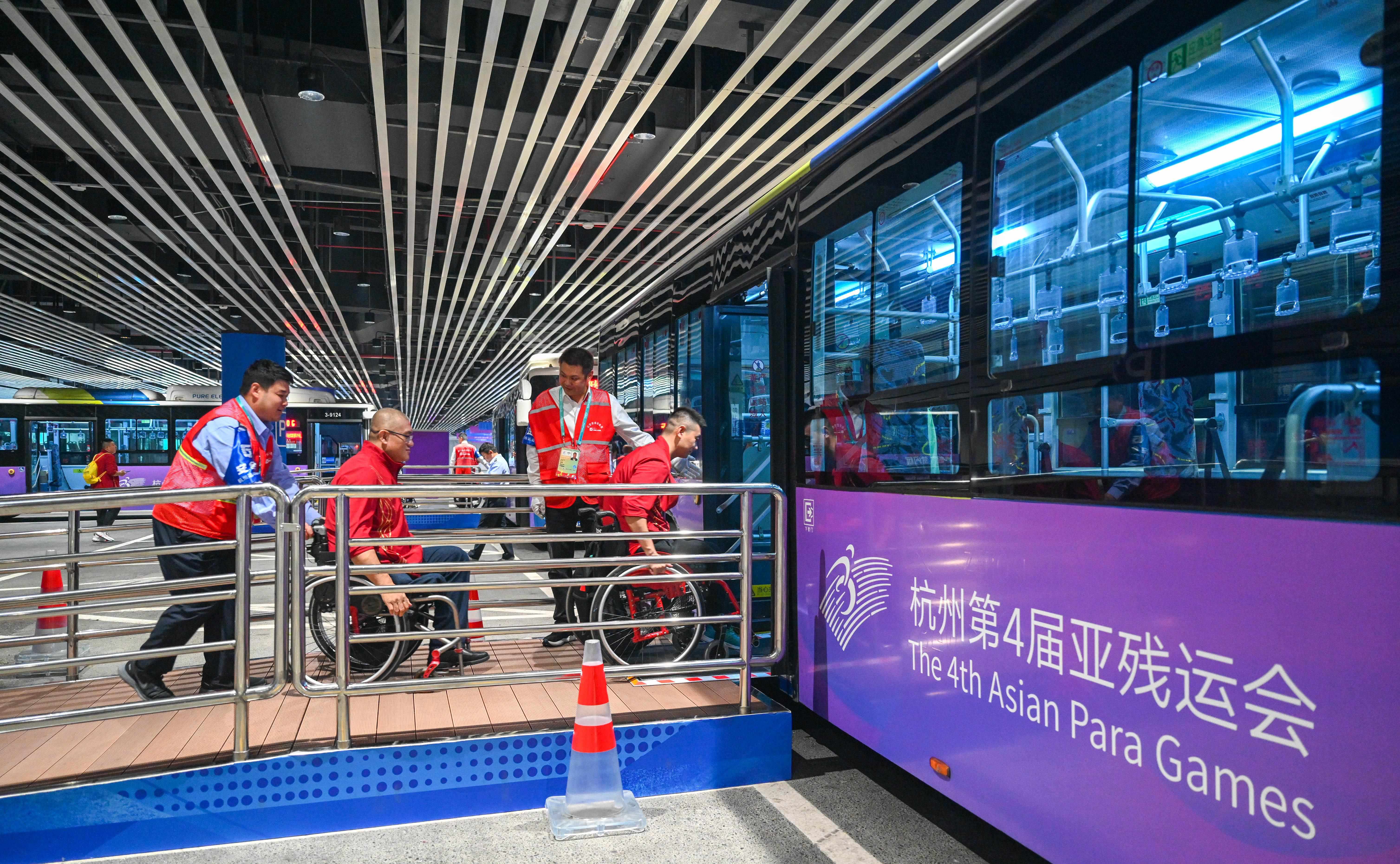 △2023年10月25日，結(jié)束輪椅籃球比賽后的中國(guó)隊(duì)和阿富汗隊(duì)球員通過(guò)無(wú)障礙坡道，順利上車(chē)返回運(yùn)動(dòng)員村。