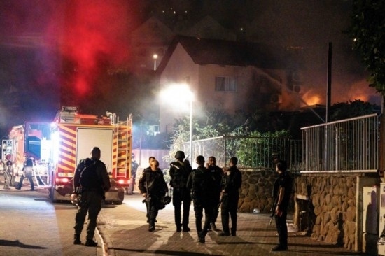  10月29日，在以色列北部城市謝莫納，以軍士兵和急救人員在一處被火箭彈擊中的現(xiàn)場執(zhí)勤。新華社發(fā)（阿亞爾·馬爾戈林?jǐn)z/基尼圖片社）
