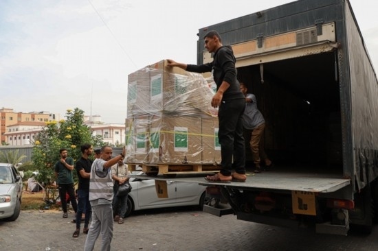  10月29日，工作人員在加沙地帶南部城市汗尤尼斯的一家醫(yī)院搬運醫(yī)療援助物資。新華社發(fā)（里澤克·阿卜杜勒賈瓦德攝）