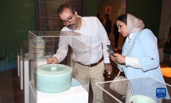 10月30日，人們在伊朗德黑蘭伊朗國家藝術(shù)科學(xué)院觀看展出的展品。新華社記者 沙達(dá)提 攝