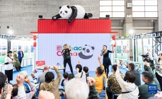  10月29日，游客在日本大阪國際會展中心中國館參與中國旅游知識問答活動。新華社發(fā)（中國駐大阪旅游辦事處供圖）