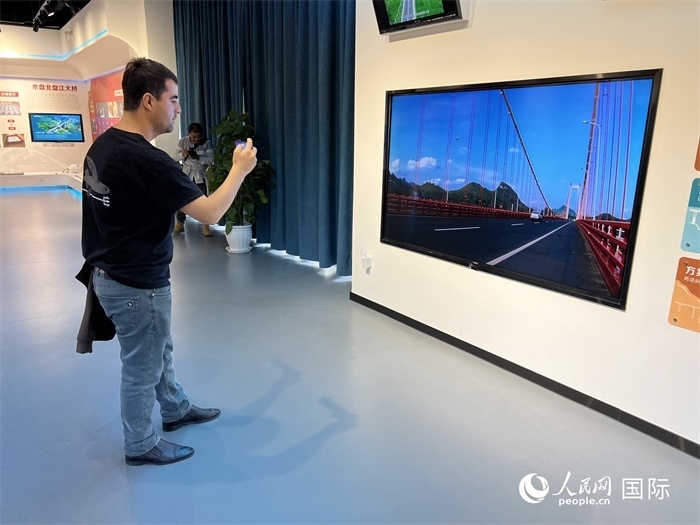 歐亞國家記者在橋梁博物館參觀。（人民網(wǎng) 花放攝）