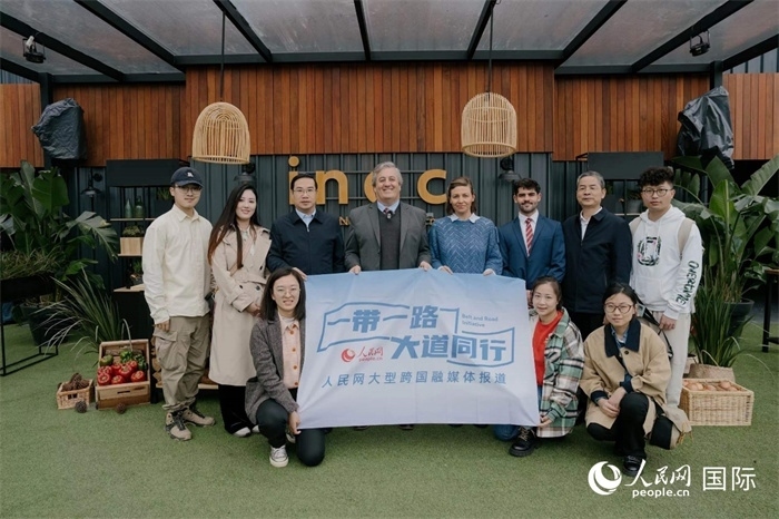 在烏拉圭第118屆普拉多牧農(nóng)業(yè)國際博覽會上，烏拉圭國家肉類協(xié)會主席與人民網(wǎng)記者合影。人民網(wǎng)記者 張若涵攝