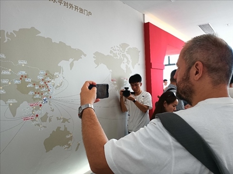 來自波黑的法魯克·博里奇用手機記錄廣州港可以通達到的世界城市與地區(qū)。石青川 攝