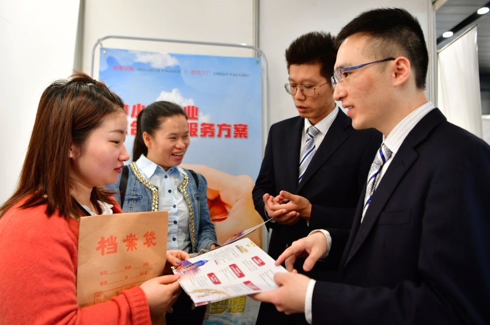 2019年5月9日，兩名鞋業(yè)公司的工作人員（左一和左二）向銀行工作人員咨詢中小微企業(yè)金融服務(wù)方案細(xì)則。當(dāng)日，福建自貿(mào)區(qū)福州片區(qū)稅企銀三方對(duì)接會(huì)在馬尾基金小鎮(zhèn)舉辦，來(lái)自傳統(tǒng)制造業(yè)、物聯(lián)網(wǎng)和電子商務(wù)等行業(yè)的企業(yè)代表參加對(duì)接會(huì)。新華社記者 魏培全 攝