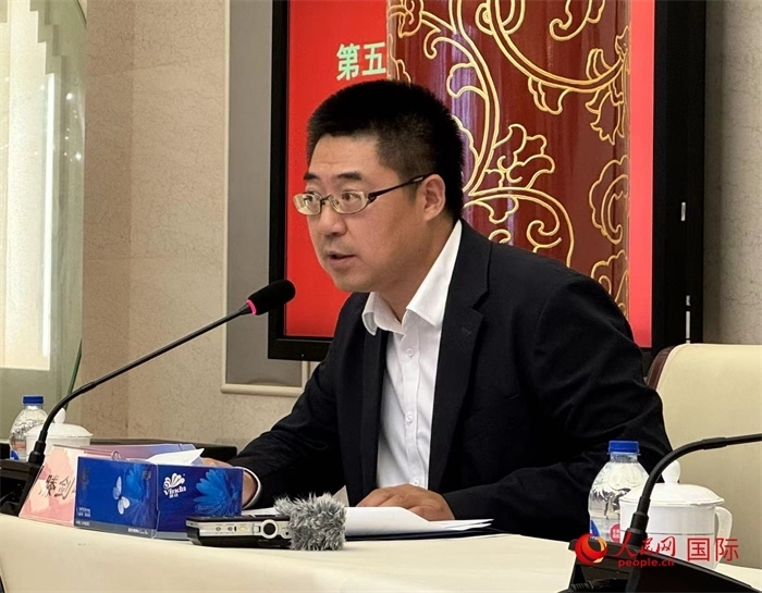 10月31日，歐美同學會副秘書長滕劍峰在第五屆中法文化論壇媒體吹風會上講話。（人民網(wǎng) 謝瑩攝）