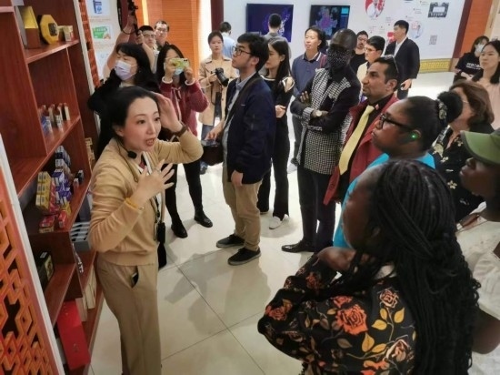 2023“一帶一路”媒體合作論壇聯(lián)合采訪團參觀仁和863科技園產品展示區(qū)。（本報記者 黃超攝）