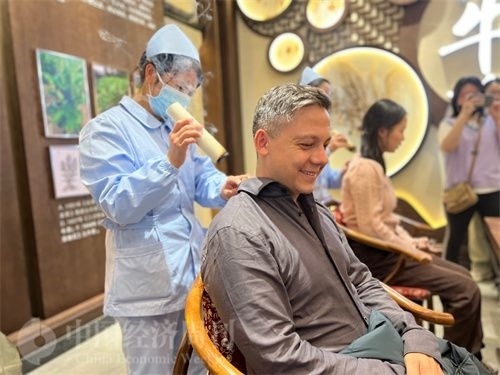  （外媒記者體驗艾灸。中國經(jīng)濟(jì)周刊記者 郭志強 攝）