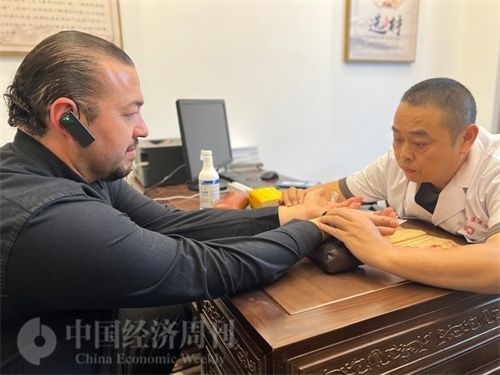  （外媒記者走進(jìn)中醫(yī)堂，問診中醫(yī)名師。中國經(jīng)濟(jì)周刊記者 郭志強攝）