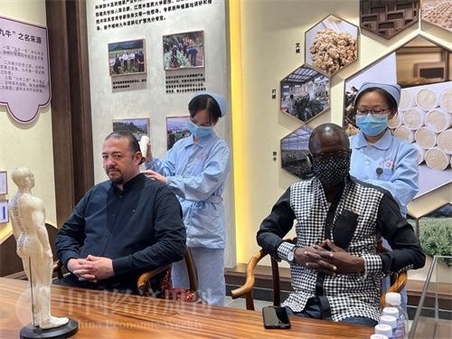  （外媒記者爭先恐后體驗艾灸，直呼神奇。中國經(jīng)濟(jì)周刊記者 郭志強 攝）