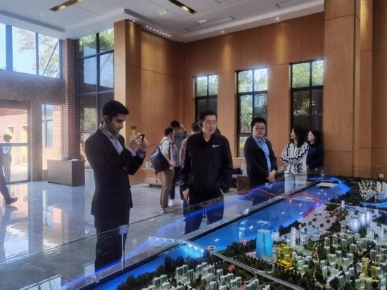 10月24日，2023“一帶一路”媒體合作論壇聯(lián)合采訪團(tuán)團(tuán)員在清水塘投資集團(tuán)招商服務(wù)中心參觀。本報(bào)記者 常雯宜攝