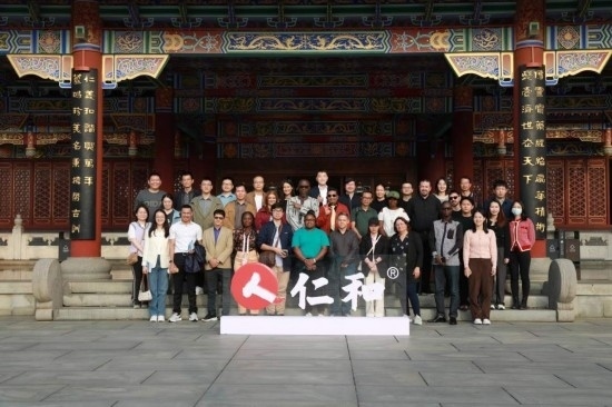 2023“一帶一路”媒體合作論壇聯(lián)合采訪團參觀仁和集團。（受訪者供圖）