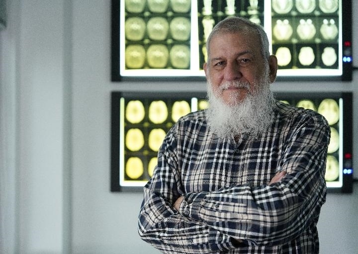 10月31日，古巴科學(xué)家裴德樂(lè)在電子科技大學(xué)校園內(nèi)。