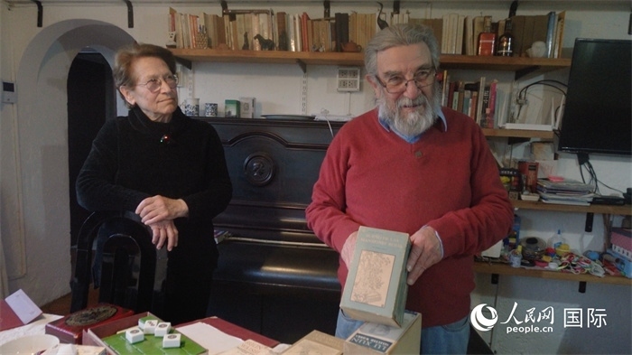 艾麗西亞·奧夫雷貢（左）和馬里奧·帕佐斯向記者展示家中收藏的西班牙語版《紅樓夢(mèng)》。人民網(wǎng)記者 張若涵攝