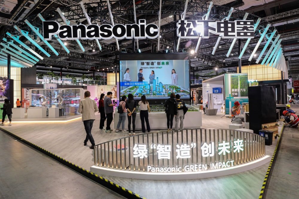 2023年11月2日，工作人員在進博會松下電器展位做準備工作。新華社記者 辛夢晨 攝