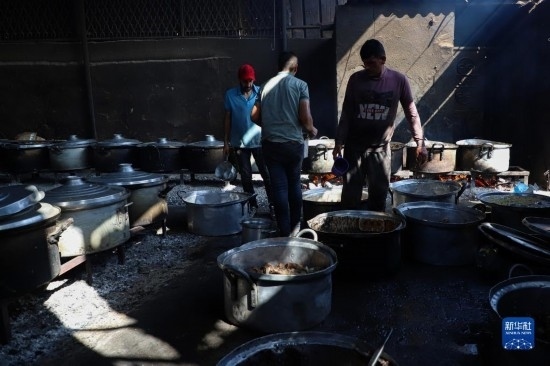 11月3日，在加沙地帶南部城市拉法，人們在煤氣中斷后用柴火做飯。新華社發(fā)（里澤克·阿卜杜勒賈瓦德攝）