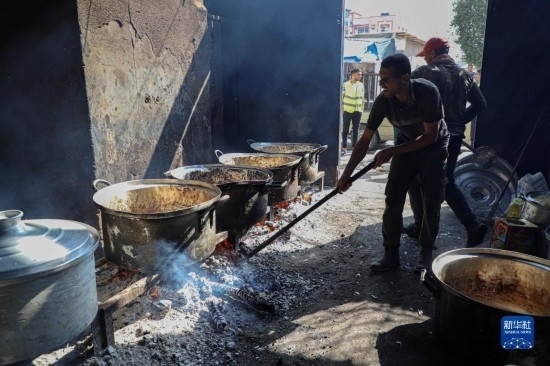 11月3日，在加沙地帶南部城市拉法，人們在煤氣中斷后用柴火做飯。新華社發(fā)（里澤克·阿卜杜勒賈瓦德攝）