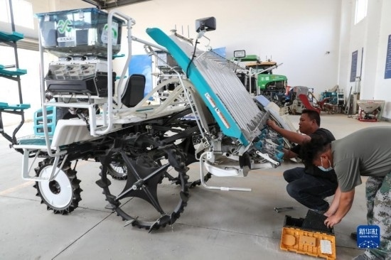 11月4日，技術(shù)員在南通市通州區(qū)十總鎮(zhèn)育民村農(nóng)場保養(yǎng)無人插秧機(jī)設(shè)備。