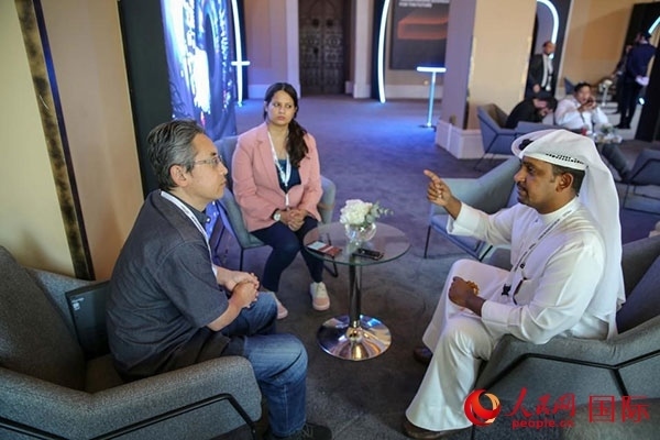 人民網(wǎng)記者采訪迪拜創(chuàng)新企業(yè)家索萊曼·里法伊（右一），索萊曼表示期待加強(qiáng)與中方合作。人民網(wǎng) 塔里克·易卜拉欣 攝