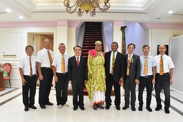 多米尼克總統(tǒng)伯頓和駐多米尼克大使林先江與中國農(nóng)業(yè)技術(shù)專家組合影。中國駐多米尼克大使館供圖