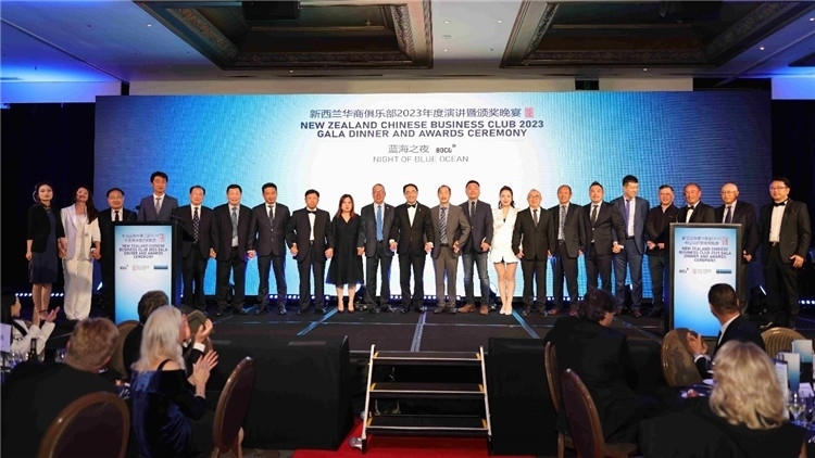新西蘭華商聯(lián)合總會首批會員代表上臺亮相。攝影：張凱