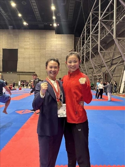 教練李紅（左）與龔莉（右）在2023年匈牙利布達(dá)佩斯世界空手道錦標(biāo)賽上合影。受訪者供圖