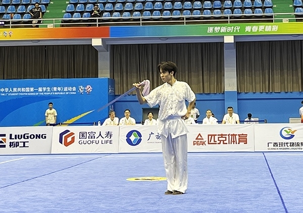 11月6日，第一屆全國(guó)學(xué)生（青年）運(yùn)動(dòng)會(huì)武術(shù)套路（大學(xué)組）男子自選劍術(shù)比賽中。人民網(wǎng)記者 歐興榮攝