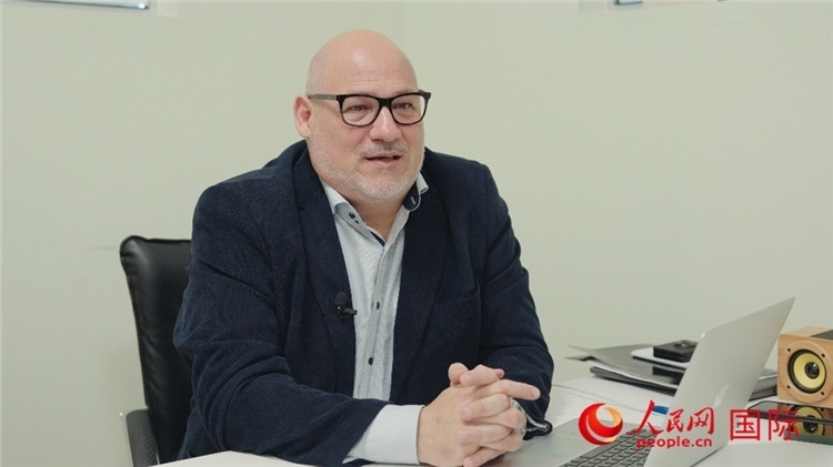 烏拉圭《共和國報(bào)》總編輯胡安·布蘭卡接受人民網(wǎng)專訪。人民網(wǎng)記者 張若涵攝