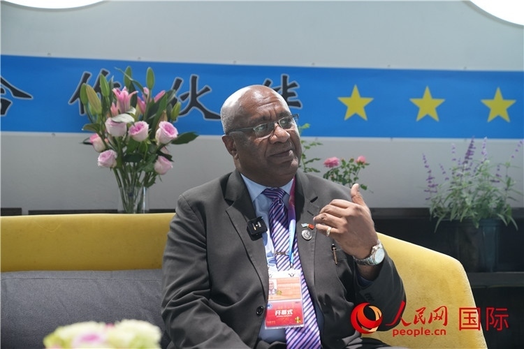 斐濟(jì)副總理兼貿(mào)易部長卡米卡米加談參加進(jìn)博會(huì)感受。人民網(wǎng)記者 吳超嵐攝