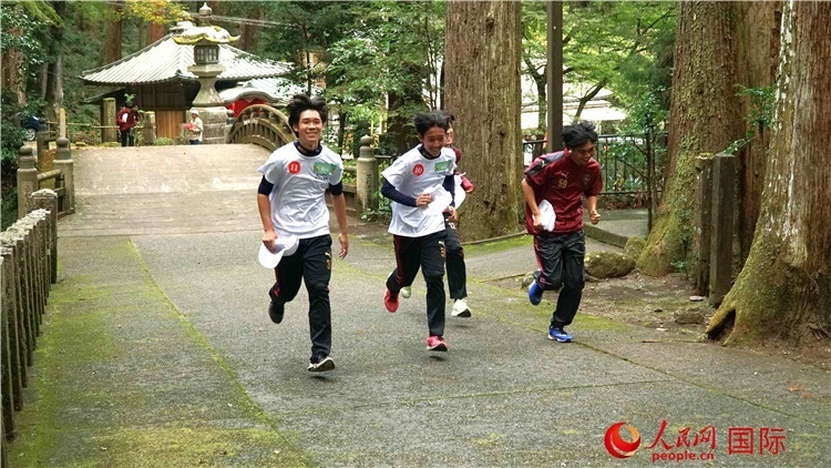 中日青少年在百年古剎里奔跑，揮灑青春的汗水。人民網(wǎng) 蔣曉辰攝