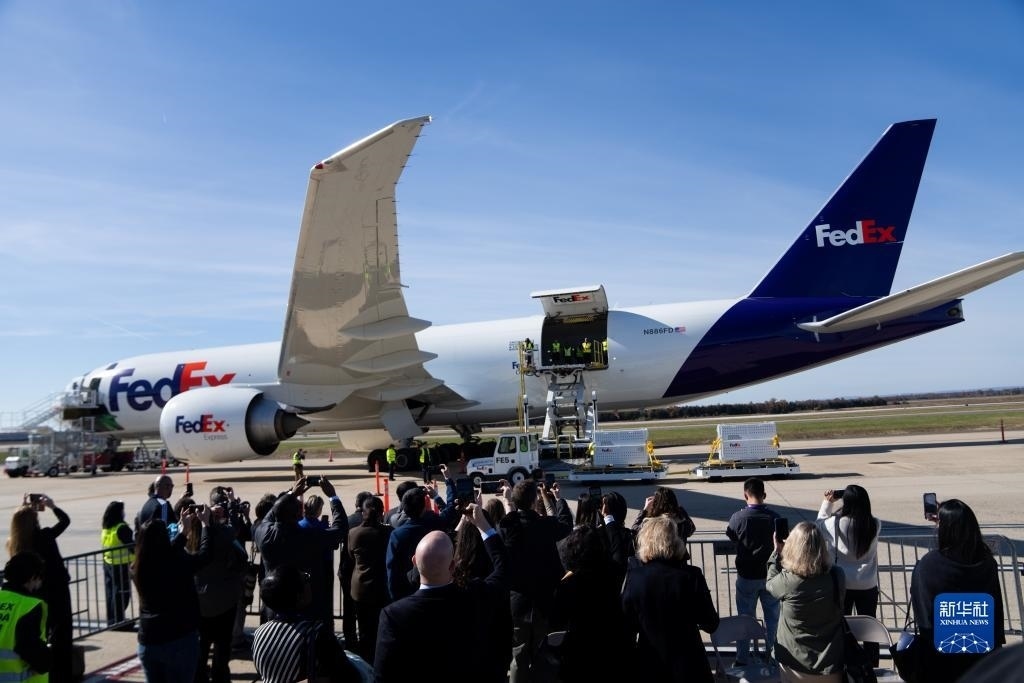 11月8日，在美國弗吉尼亞州的華盛頓杜勒斯國際機(jī)場，裝有大熊貓的特制“旅行包廂”準(zhǔn)備運(yùn)上專機(jī)。新華社記者劉杰攝