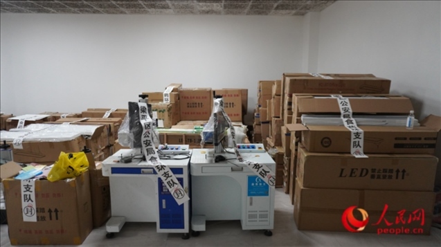 查封的假冒品牌燈具等。人民網(wǎng) 肖聰聰 攝