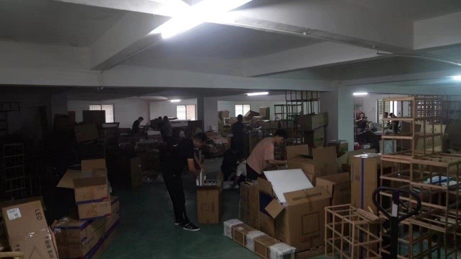 查處倉庫現(xiàn)場。重慶市梁平區(qū)公安局供圖。