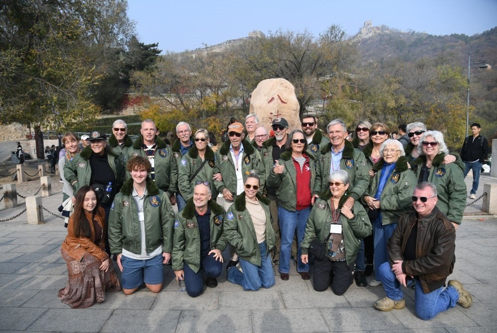 2023年10月29日，飛虎隊(duì)老兵莫耶一行人在北京八達(dá)嶺長(zhǎng)城合影留念。當(dāng)日，美中航空遺產(chǎn)基金會(huì)訪華代表團(tuán)成員陸續(xù)抵達(dá)北京。新華社記者 任超 攝