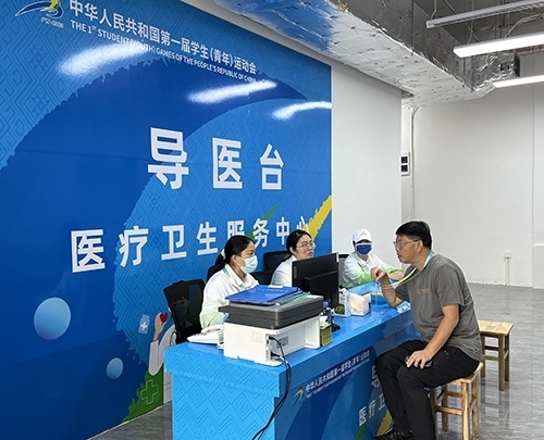 村內住客在醫(yī)療衛(wèi)生服務中心導醫(yī)臺問診。人民網(wǎng)記者 歐興榮攝