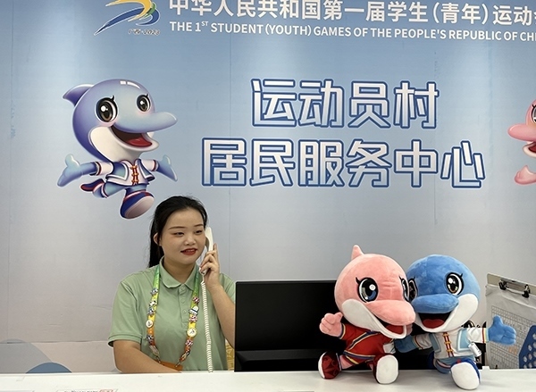 朱珊妮在接聽住宿服務中心的熱線電話。人民網(wǎng)記者 歐興榮攝