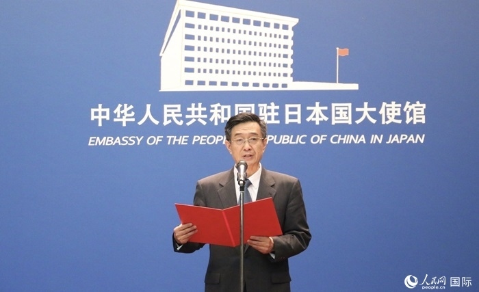 中國(guó)駐日本大使館教育處公使銜參贊杜柯偉宣讀獲獎(jiǎng)人員名單。人民網(wǎng) 許可攝