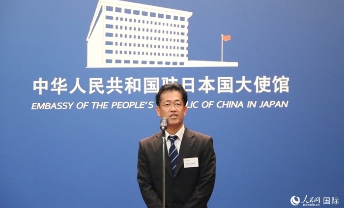 導(dǎo)師代表、東京大學(xué)教授內(nèi)山真伸發(fā)表致辭。人民網(wǎng) 許可攝