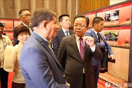 論壇期間配套舉行“‘?dāng)[脫貧困之路’——寧德扶貧開(kāi)發(fā)圖片展”。人民網(wǎng)記者樊帆 攝