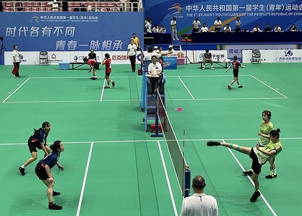 11月11日，第一屆全國學(xué)生（青年）運動會毽球（校園組）比賽現(xiàn)場。人民網(wǎng)記者 歐興榮攝