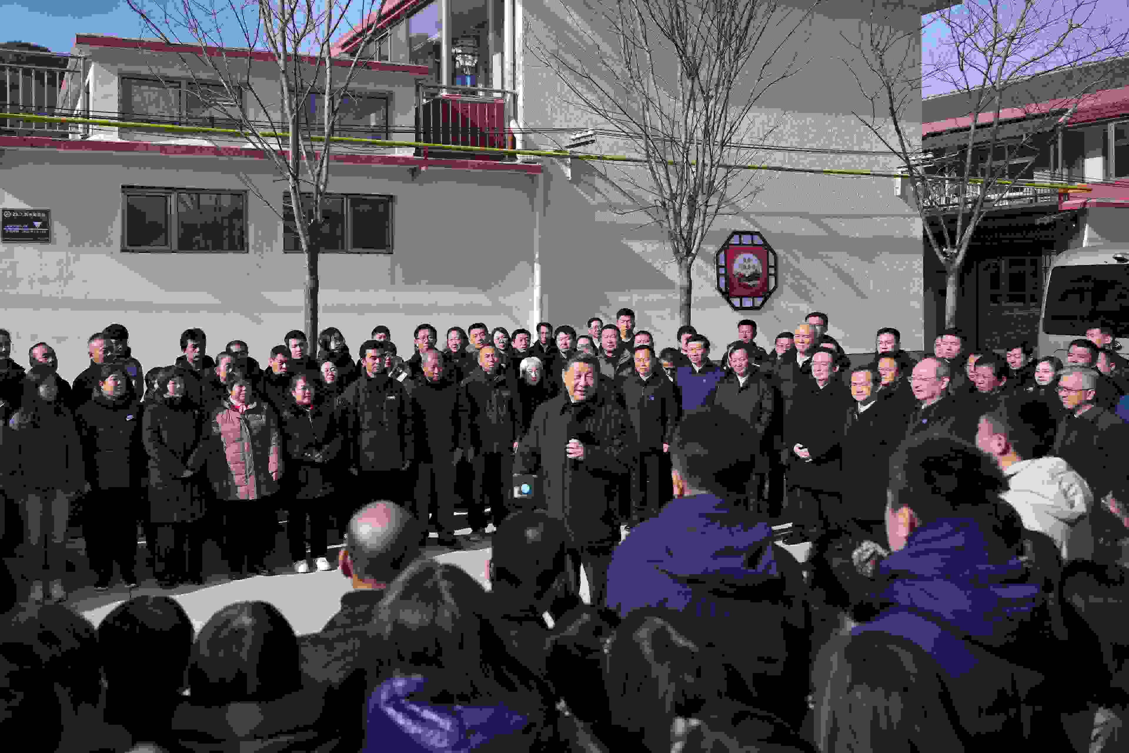 2023年11月10日，習近平總書記在北京市門頭溝區(qū)妙峰山鎮(zhèn)水峪嘴村考察時，同當?shù)厝罕娪H切交流。