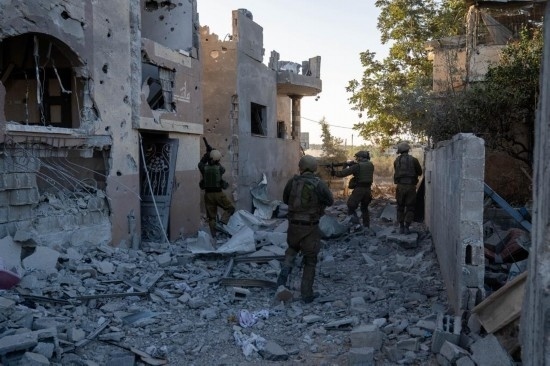 這張以色列國防軍11月12日發(fā)布的照片顯示，以軍地面部隊在加沙地帶北部開展軍事行動。新華社發(fā)