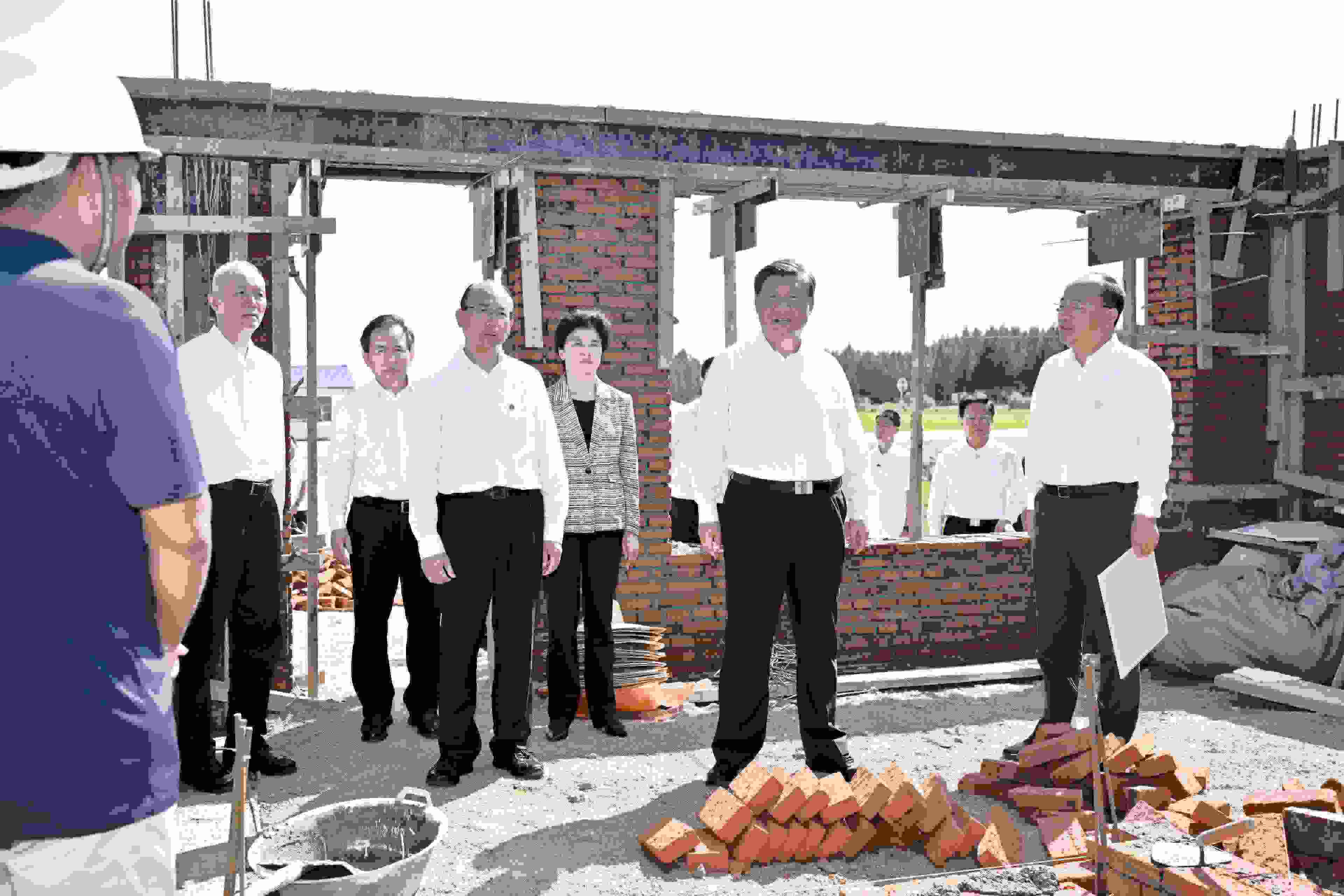 2023年9月7日，習近平總書記在遭受洪澇災(zāi)害的黑龍江省哈爾濱尚志市老街基鄉(xiāng)龍王廟村，察看水毀房屋重建情況。