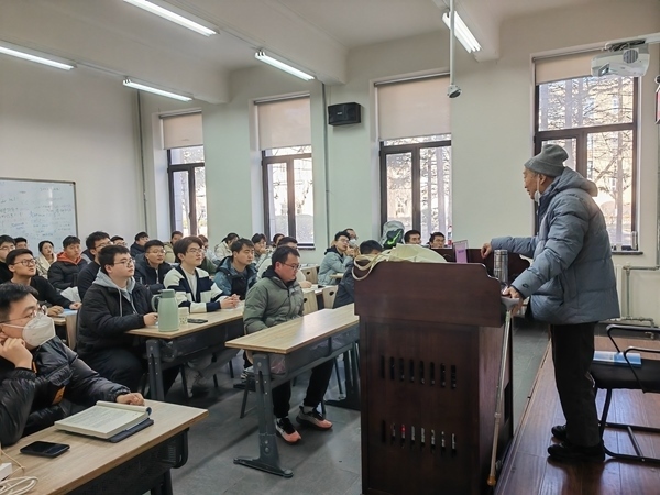 鐘萬(wàn)勰院士為研究生上課。大連理工大學(xué)供圖