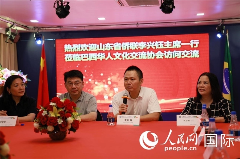 中國駐里約熱內(nèi)盧副總領(lǐng)事王尉育（右二）發(fā)表致辭。人民網(wǎng)記者宋亦然攝