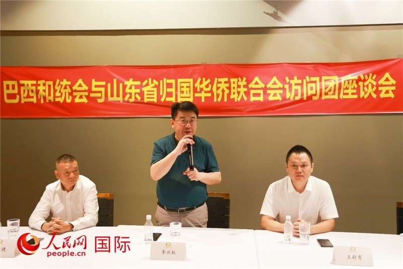 中國僑聯(lián)副主席、山東省僑聯(lián)主席李興鈺（中）在座談會(huì)上致辭。人民網(wǎng)記者 陳海琪攝