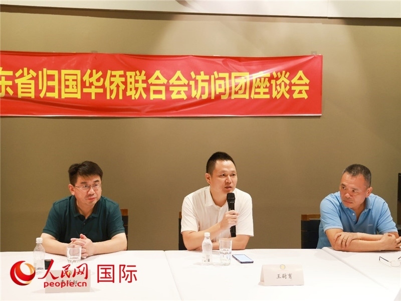 中國駐里約總領(lǐng)館副總領(lǐng)事王尉育（中）在座談會(huì)上致辭。人民網(wǎng)記者 陳海琪攝