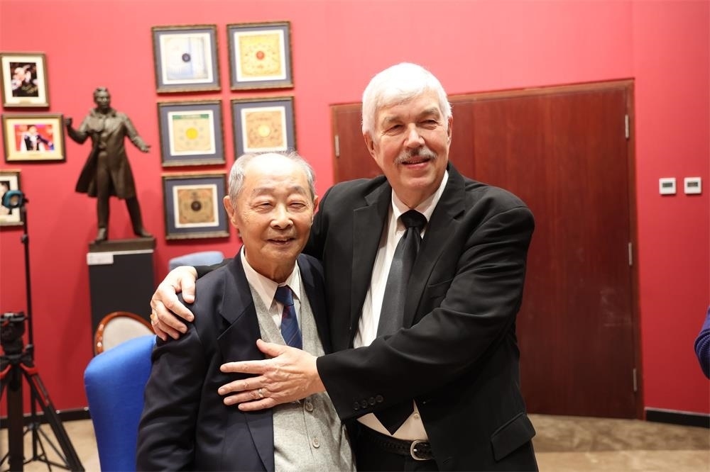 費城交響樂團小提琴演奏家戴維·布斯與原中央樂團小提琴演奏家朱信人50年后再相聚。