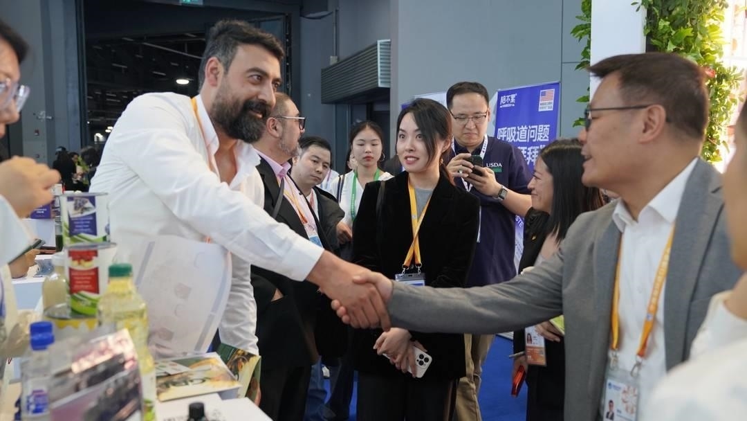 第六屆進博會上，國內(nèi)一家超市行業(yè)的客商與來自美國佐治亞州的企業(yè)展商達成初步合作意向。